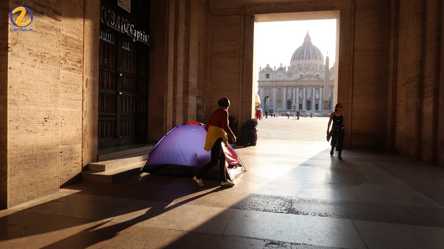 Vatican: Du khách "hạ trại" nghỉ đêm trước nhà thờ Thánh Peter